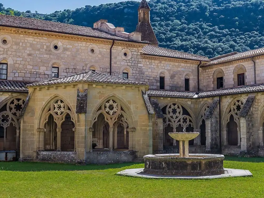 Claustro del Monasterio de Iranzu con arquitectura románica-gótica en Navarra