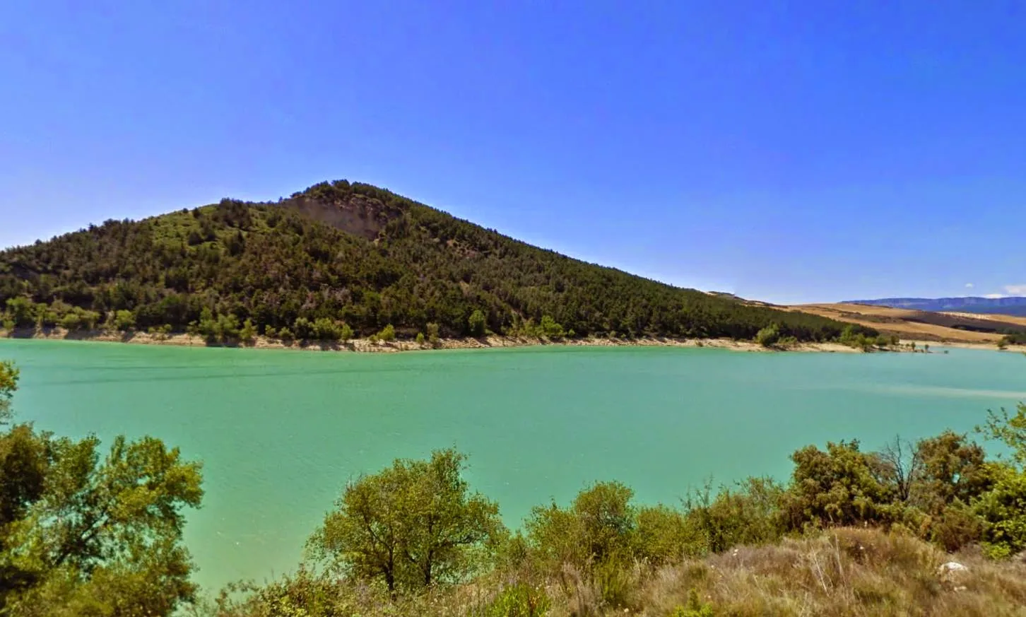 Pantano de Alloz en Navarra con aguas tranquilas rodeado de naturaleza