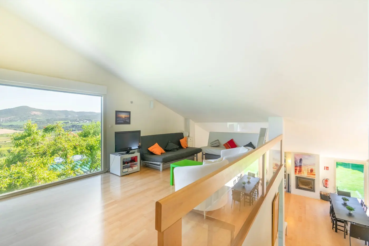 Ático abuhardillado con sofás-cama y vistas al Valle de Yerri desde Casa Gazaga