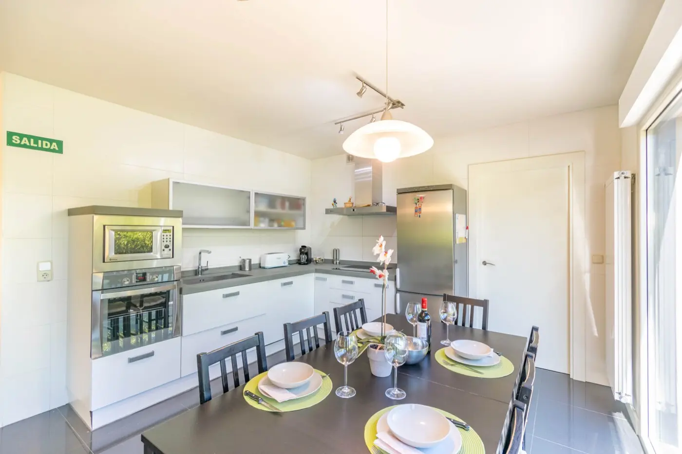 Cocina completamente equipada con pared-ventanal en Casa Gazaga