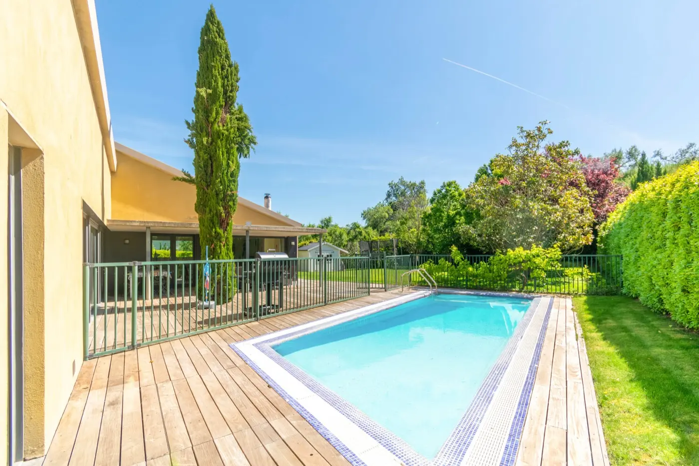 Piscina privada de Casa Rural Gazaga disponible en verano