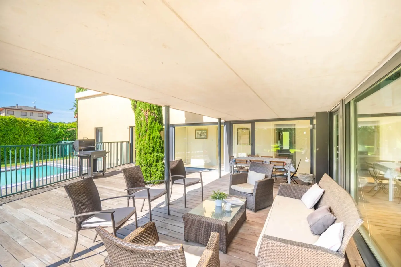 Terraza con zona chill-out y barbacoa en Casa Rural Gazaga